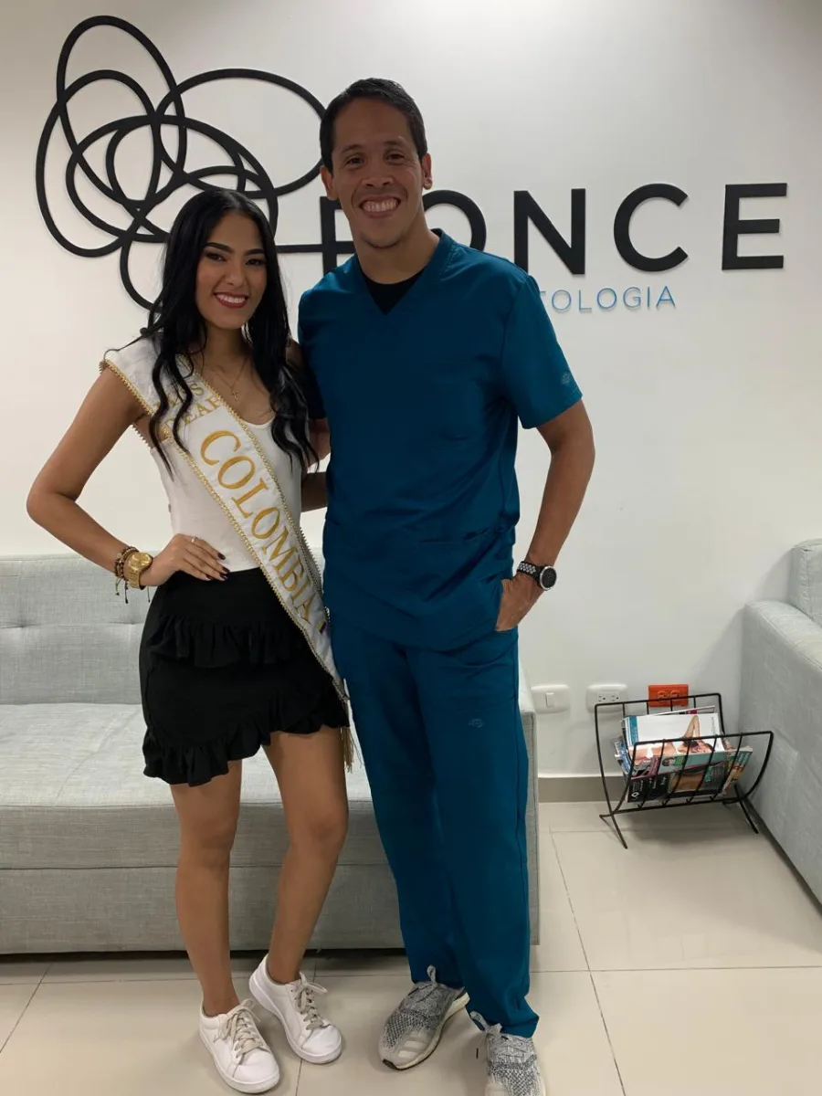 El Dr. Francisco Ponce con un paciente en Ponce Odontología