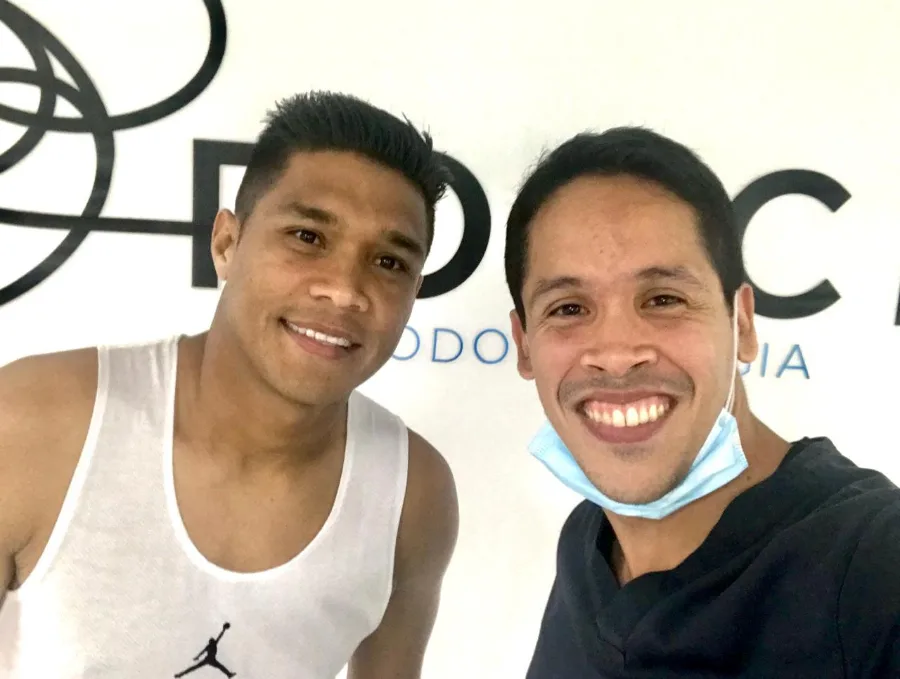 El Dr. Francisco Ponce con un paciente en Ponce Odontología