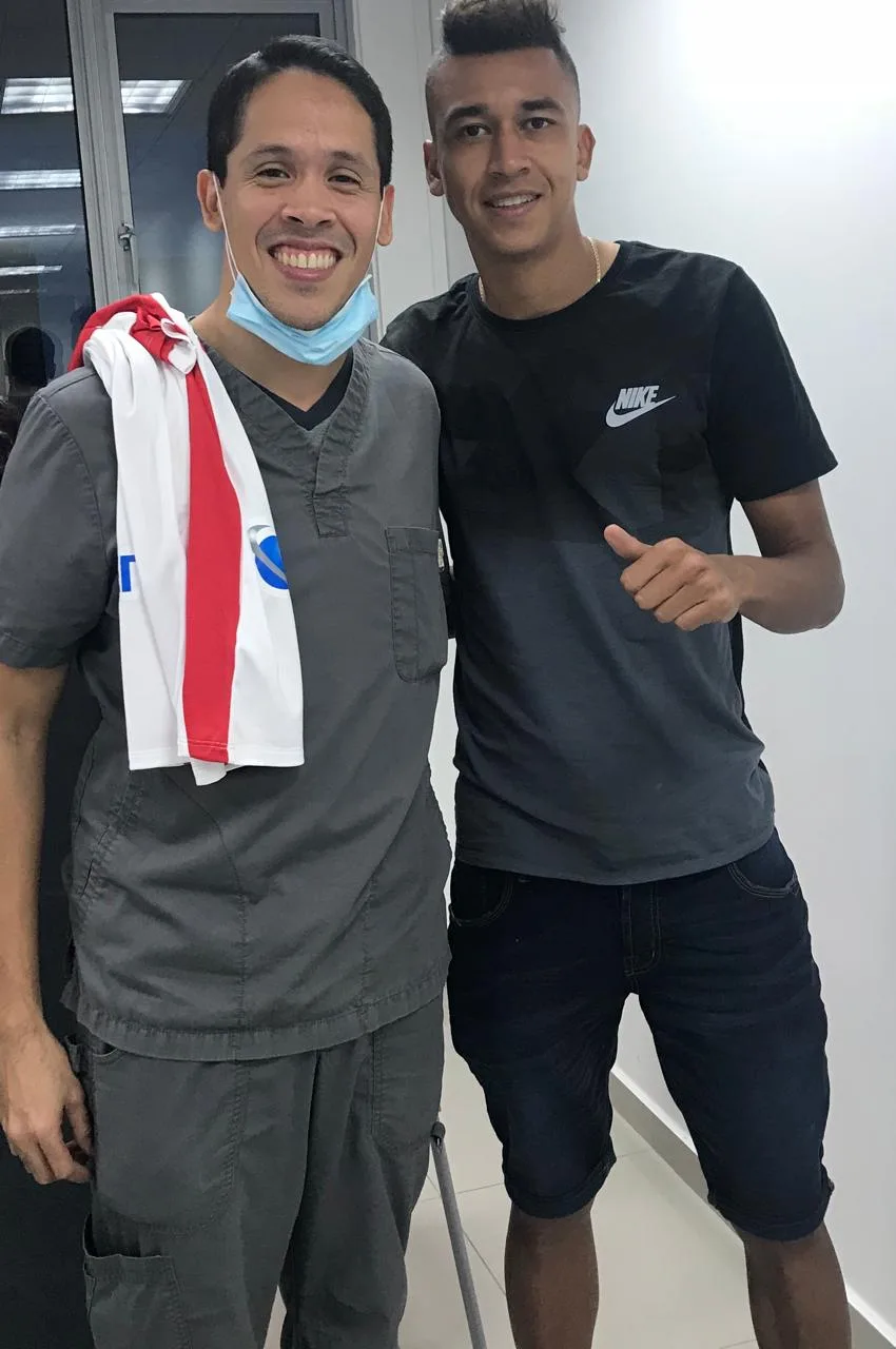 El Dr. Francisco Ponce con un paciente en Ponce Odontología