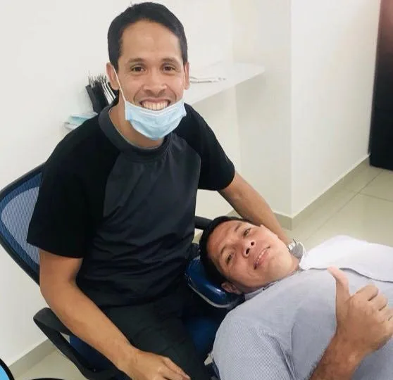 El Dr. Francisco Ponce con un paciente en Ponce Odontología
