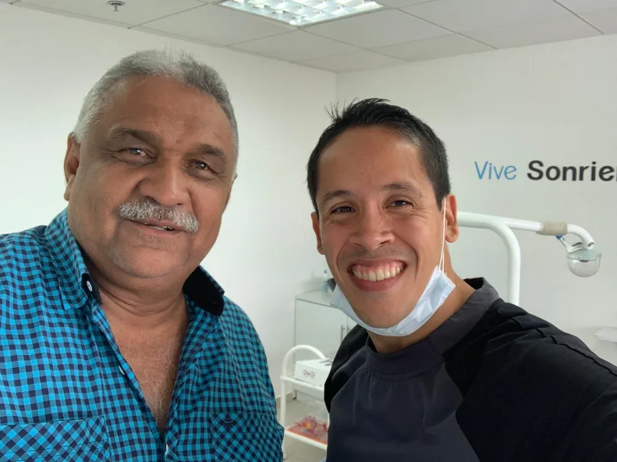 El Dr. Francisco Ponce con un paciente en Ponce Odontología